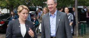 US-Botschafter John B. Emerson geht am 16.08.2016 in Berlin bei einer Erkundungstour durch Neukölln mit Bezirksbürgermeisterin Franziska Giffey (SPD) eine Straße im Rollbergviertel entlang.