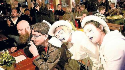 Ohne Worte. Mit dem Einsatz von Pantomimen warb das Bezirksamt Friedrichshain-Kreuzberg im vergangenen Jahr für Ruhe in den Partyvierteln.