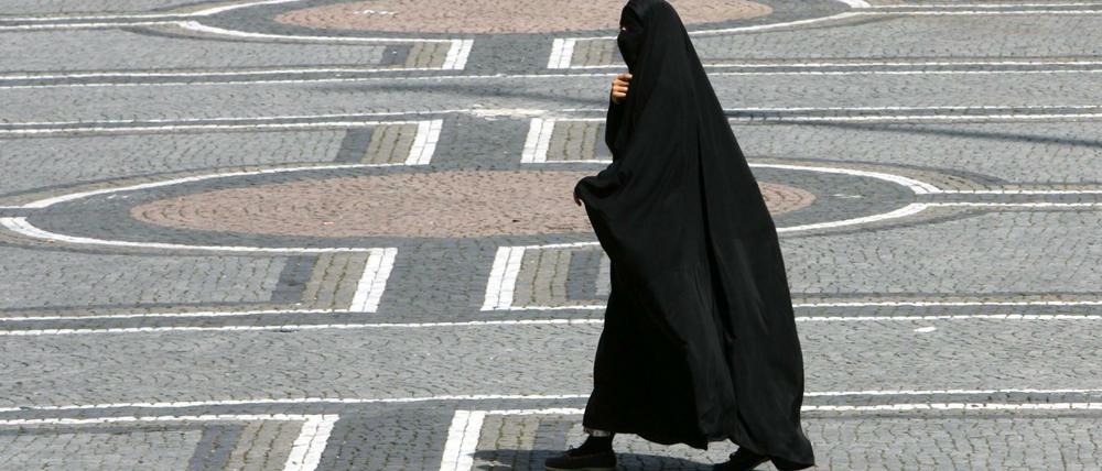 Eine Frau in einer Burka geht über den Odeonsplatz in München. Völlig unklar ist, wie viele Frauen sich voll verschleiern.