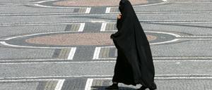 Eine Frau in einer Burka geht über den Odeonsplatz in München. Völlig unklar ist, wie viele Frauen sich voll verschleiern.