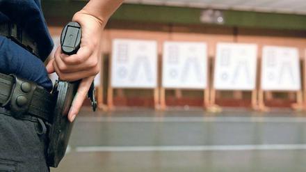 Lass stecken. Immer öfter absolvieren Berlins Polizisten das obligatorische Training an der Waffe nicht mehr an Schießständen, sondern mit Simulatoren. 