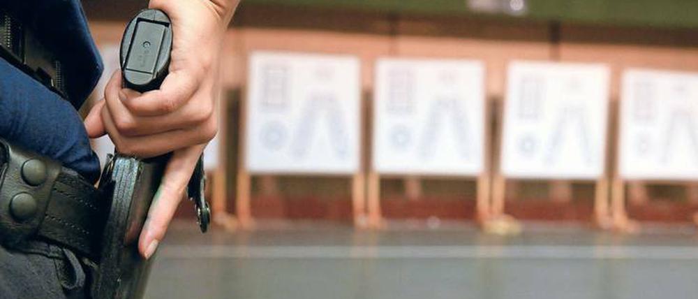 Lass stecken. Immer öfter absolvieren Berlins Polizisten das obligatorische Training an der Waffe nicht mehr an Schießständen, sondern mit Simulatoren.