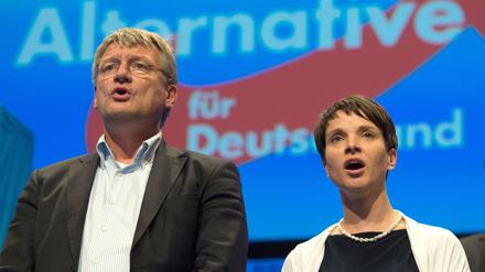 Die AfD-Vorsitzenden Jörg Meuthen und Frauke Petry singen am 1 Mai 2016 auf dem AfD-Bundesparteitag die Nationalhymne.