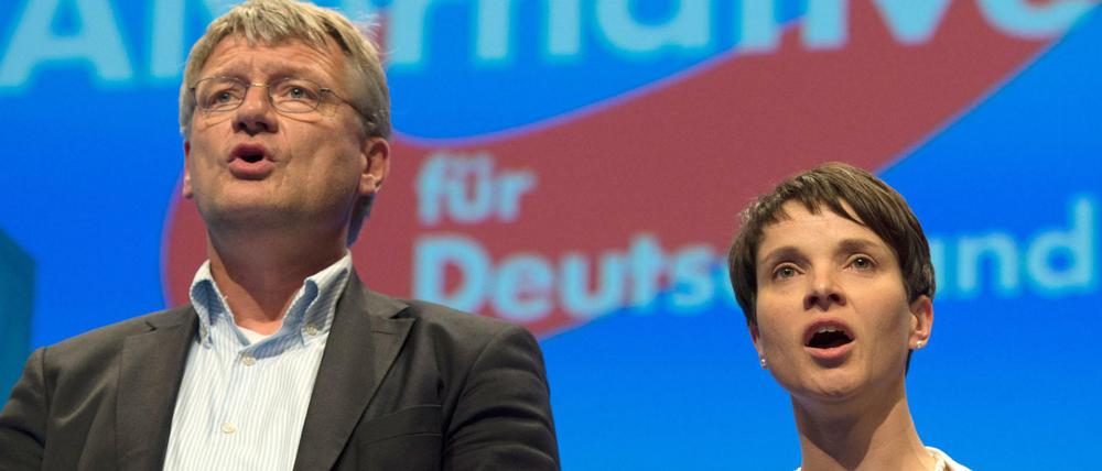 Die AfD-Vorsitzenden Jörg Meuthen und Frauke Petry singen am 1 Mai 2016 auf dem AfD-Bundesparteitag die Nationalhymne.