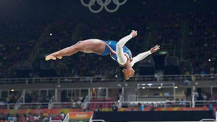 Grazile Seitenlage. Die nur 1,45 Meter große Simone Biles aus den USA beherrscht ihren Körper in der Luft genauso wie am Boden. 
