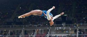 Grazile Seitenlage. Die nur 1,45 Meter große Simone Biles aus den USA beherrscht ihren Körper in der Luft genauso wie am Boden. 