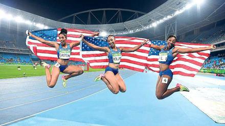 So haben es die US-Amerikaner am liebsten. Gold, Silber und Bronze für ihre Athleten. Hier feiern die 100-Meter-Hürdensprinterinnen Kristi Castlin (l.), Brianna Rollins und Nia Ali (r.) ihren Dreifachtriumph mit voller Beflaggung. 