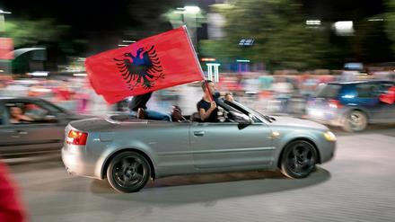 In Albaniens Hauptstadt Tirana wird nicht nur die Teilnahme an der Fußball-Europameisterschaft gefeiert