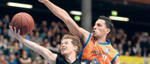 Profi – und dann? Spätestens mit Mitte 30 sei die Zeit auf dem Spielfeld vorbei, sagt Marc Liyanage (rechts). Er studiert deshalb an einer Fernhochschule, um sich auf eine zweite Karriere vorzubereiten. 