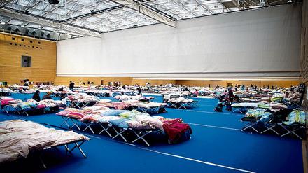 Zahlreiche Turnhallen wie hier am Olympiapark in Charlottenburg wurde in den vergangenen Monaten zu Notunterkünften für Flüchtlinge umfunktioniert.