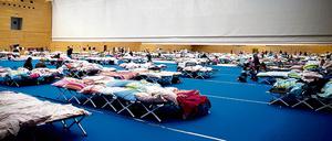 Zahlreiche Turnhallen wie hier am Olympiapark in Charlottenburg wurde in den vergangenen Monaten zu Notunterkünften für Flüchtlinge umfunktioniert.