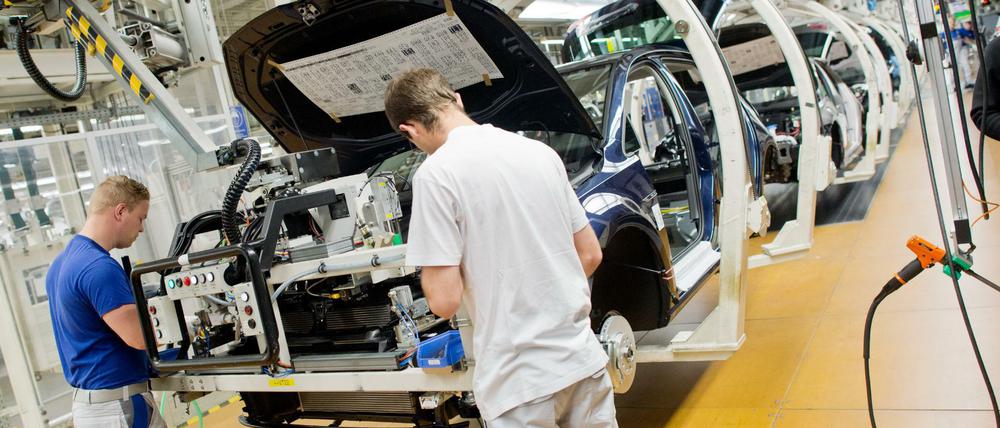 VW-Mitarbeiter arbeiten im Volkswagen-Werk in Wolfsburg. 