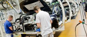 VW-Mitarbeiter arbeiten im Volkswagen-Werk in Wolfsburg. 