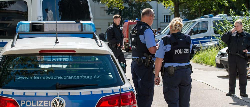 Spezialeinsatz: Polizisten am Mittwoch in Eisenhüttenstadt.