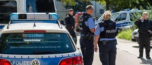 Spezialeinsatz: Polizisten am Mittwoch in Eisenhüttenstadt.
