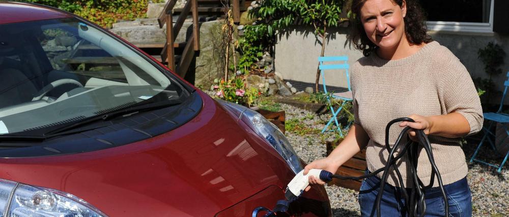 Loiuse Brunborg-Næss aus Son bei Oslo (Norwegen) lädt am 05.08.2016 ihren Elektro-Nissan auf. 