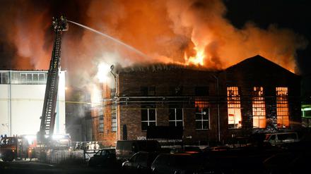 Eine Lagerhalle in Lichtenberg brennt.