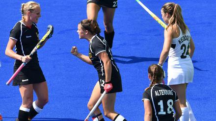 Freuen sich über Bronze: die deutschen Hockey-Frauen.