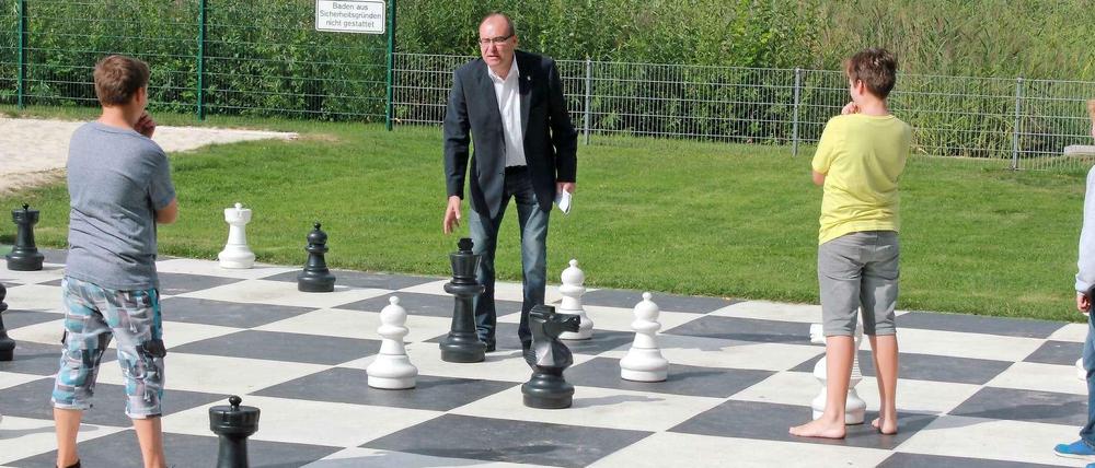 Bei einem Besuch im Südpark spielte der Stadtrat mit den Kids Schach.