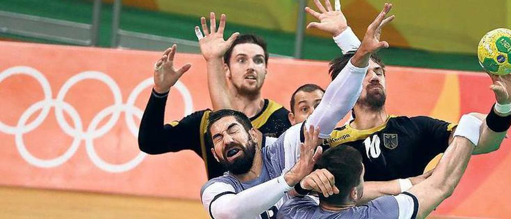 Hauen und Stechen. Fabian Wiede (rechts) versucht sich in dieser Szene gegen Nikola Karabatic und Ludovic Fabregas. Kreisläufer Hendrik Pekeler kann nur zuschauen. Der Kreisläufer war einer der Unglücklichsten im deutschen Team.