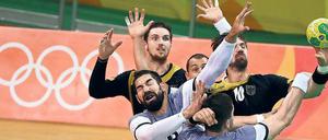 Hauen und Stechen. Fabian Wiede (rechts) versucht sich in dieser Szene gegen Nikola Karabatic und Ludovic Fabregas. Kreisläufer Hendrik Pekeler kann nur zuschauen. Der Kreisläufer war einer der Unglücklichsten im deutschen Team.