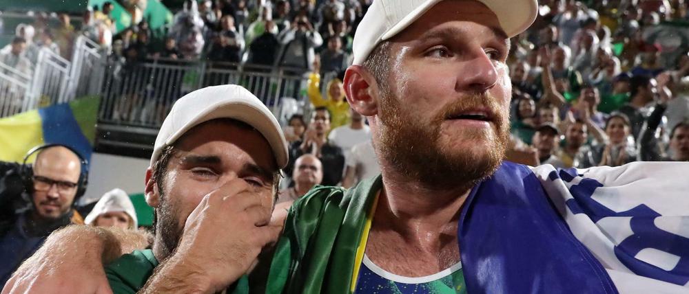 Triumph im Regen: Allison (r.) und Bruno gewinnen das ersehnte Beachvolleayball-Gold für Brasilien.