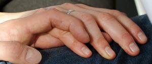 Den Partner an der Hand zu halten, gibt Kraft und wirkt sogar schmerzlindernd.