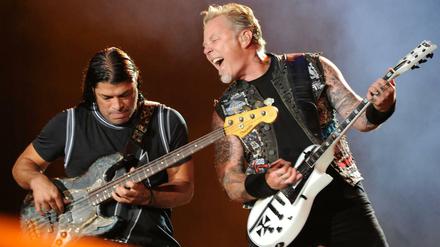 Musiker Robert Trujillo (l.) und James Hetfield von Metallica.