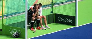 Da bleibt nur Ratlosigkeit. Deutschlands Kapitän Moritz Fürste braucht nach dem Halbfinal-Debakel Trost vom Bundestrainer.