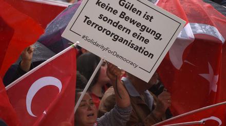 Anhänger des türkischen Staatspräsidenten Erdogan demonstrieren am 31. Juli 2016 in Köln.