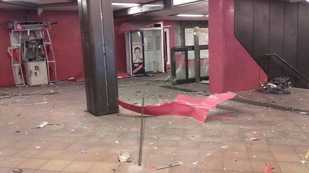 Der Sparkassenautomat wurde durch die Explosion vollkommen zerstört.