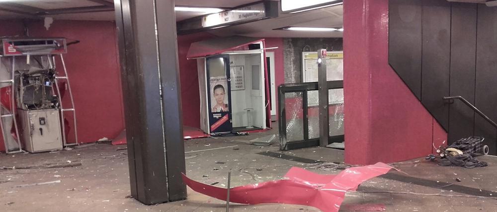 Der Sparkassenautomat wurde durch die Explosion vollkommen zerstört.
