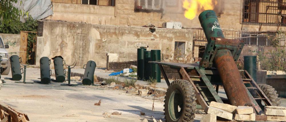 Rebellen setzen in Aleppo eine selbstgemachte, archaisch wirkende Kanone ein.