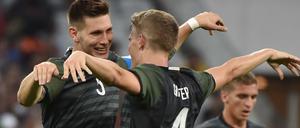 Die deutschen Fußnaller Niklas Suele (l.) and Matthias Ginter feiern das 2:0 im Olympia-Halbfinale gegen Nigeria.