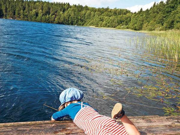 Kühl. Der See Yxningen lässt sich per Motor- und per Ruderboot erkunden.