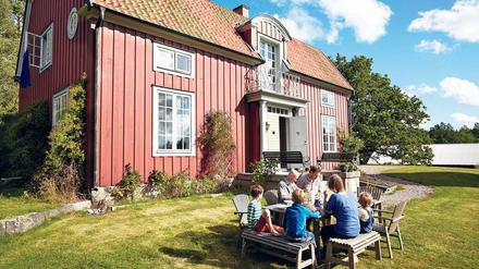 Rot. Zwei Familien haben Platz in dem ehemaligen Bauernhaus aus dem 16. Jahrhundert. Immer in Sichtweite: der See.