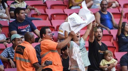 "Temer raus", steht auf dem Plakat, das die Rio-Ordner einer Protestantin beim Fußballspiel der Frauen (Deutschland gegen Kanada) entreißen