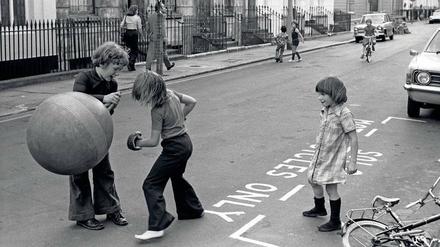 Happy childhood. Selbst im großstädtischen London spielte die Kindheit sich draußen ab. Der Renner des Sommers: der „Space Hopper“-Hüpfball.