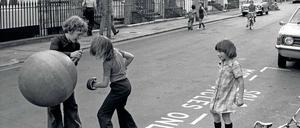 Happy childhood. Selbst im großstädtischen London spielte die Kindheit sich draußen ab. Der Renner des Sommers: der „Space Hopper“-Hüpfball.
