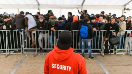 Chaotisch - und gelegentlich auch korrupt. Das Landesamt für Gesundheit und Soziales (Lageso) ist zum Symbol der Berliner Flüchtlingspolitik geworden. 