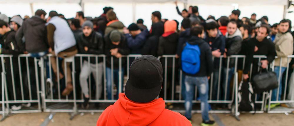 Chaotisch - und gelegentlich auch korrupt. Das Landesamt für Gesundheit und Soziales (Lageso) ist zum Symbol der Berliner Flüchtlingspolitik geworden.