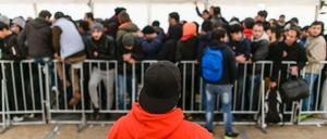 Chaotisch - und gelegentlich auch korrupt. Das Landesamt für Gesundheit und Soziales (Lageso) ist zum Symbol der Berliner Flüchtlingspolitik geworden. 