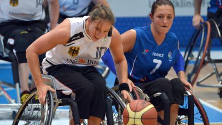 Die Rollstühle, die allerlei aushalten müssen. Hier bei der Damen-Rollstuhlbasketball-EM 2013 im Vorrundenspiel Deutschland gegen Frankreich. 