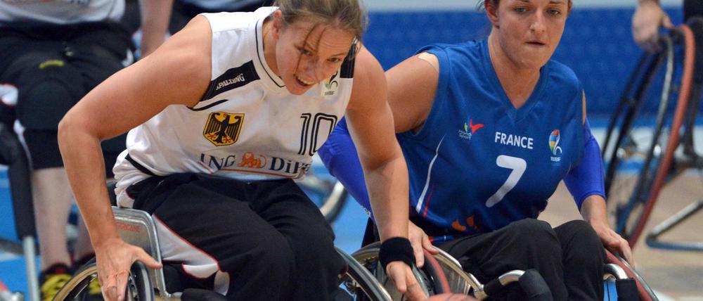 Die Rollstühle, die allerlei aushalten müssen. Hier bei der Damen-Rollstuhlbasketball-EM 2013 im Vorrundenspiel Deutschland gegen Frankreich.