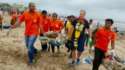 ieEin Beispiel für gelungenes Engagement: Aufräumtage an den Meeresküsten. Hier mit dem britischen Umweltschützer, Schwimmer und Anwalt für Seerecht Lewis Gordon Pugh (3.v.r).