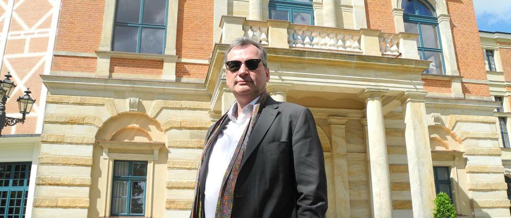Der Regisseur Uwe Eric Laufenberg vor dem Festspielhaus in Bayreuth.