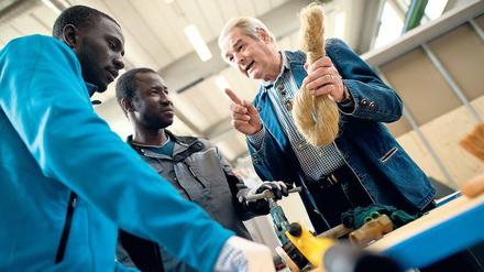 Flüchtlinge in einer Münchner Lernwerkstatt. Das größte Problem bei allen Integrationsbemühungen sind mangelnde Deutschkenntnisse. Foto: Sven Hoppe/dpa