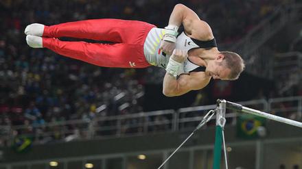 Turnen schlägt Fußball. Fabian Hambüchens Goldübung am Reck war am Dienstag angesagter als Fußball.