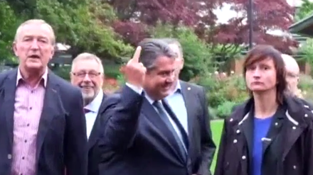 Den Rechten den Stinkefinger - Sigmar Gabriel bei einer Wahlkampfveranstaltung in Salzgitter. 