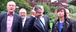 Den Rechten den Stinkefinger - Sigmar Gabriel bei einer Wahlkampfveranstaltung in Salzgitter. 